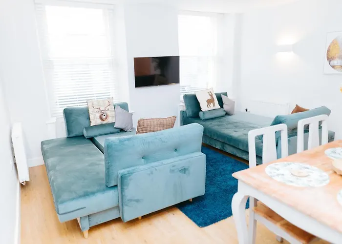 Luxury Modern 3 Bedroom Apartment In City Centre